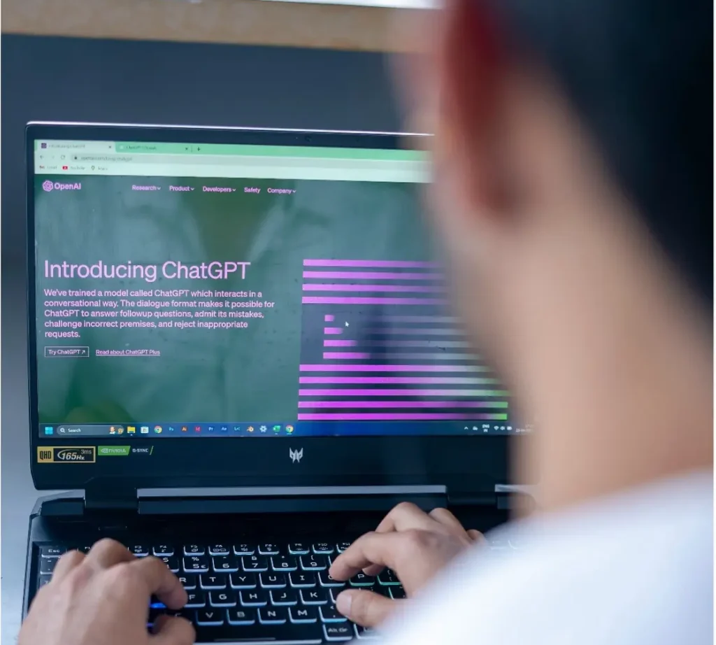 Photo qui illustre l'article : Intelligence Artificielle et Devoir de Vigilance : il y a intérêt à agir. Photographie qui représente une personne en train d'utiliser ChatGPT sur son ordinateur.