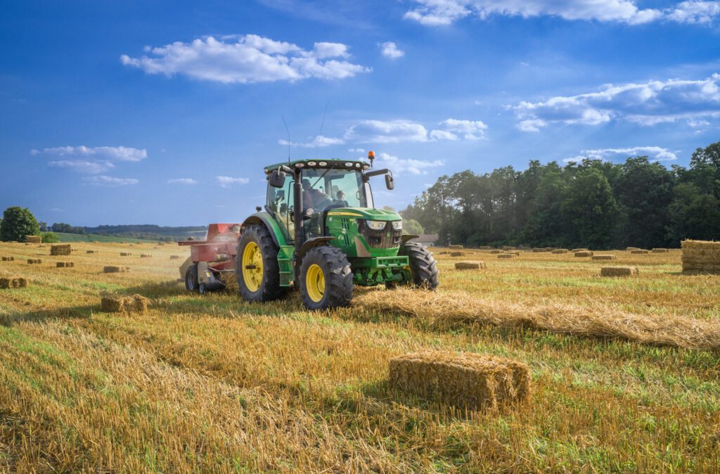 Photographie qui représente un tracteur dans un champ.