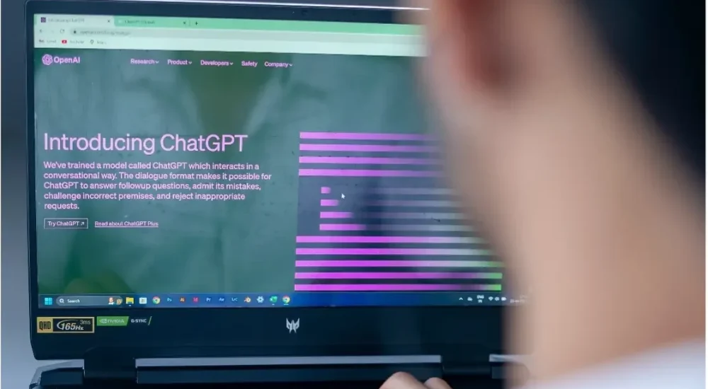 Photo qui illustre l'article : Intelligence Artificielle et Devoir de Vigilance : il y a intérêt à agir. Photographie qui représente une personne en train d'utiliser ChatGPT sur son ordinateur.