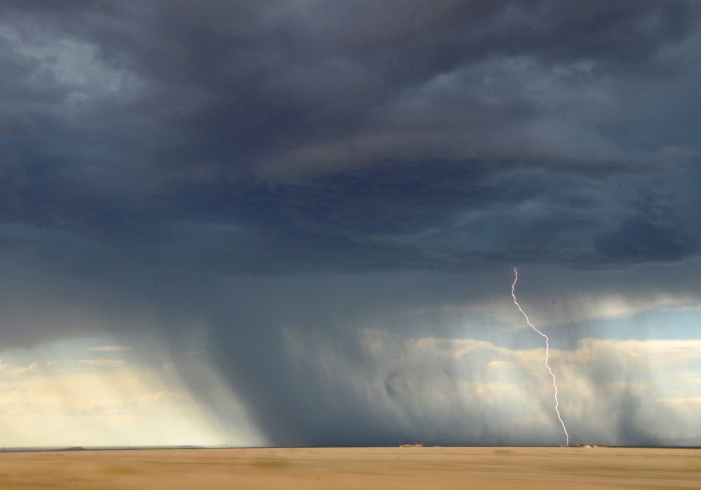 Photo qui représente un orage à l'horizon.
