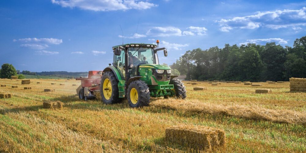Photographie qui représente un tracteur dans un champ.