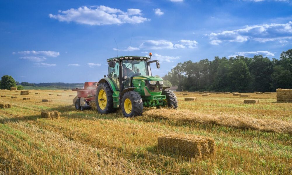 Photographie qui représente un tracteur dans un champ.