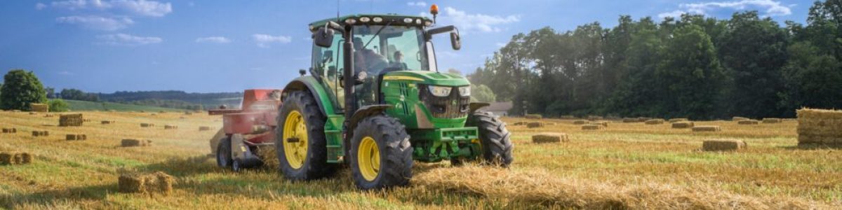Photographie qui représente un tracteur dans un champ.