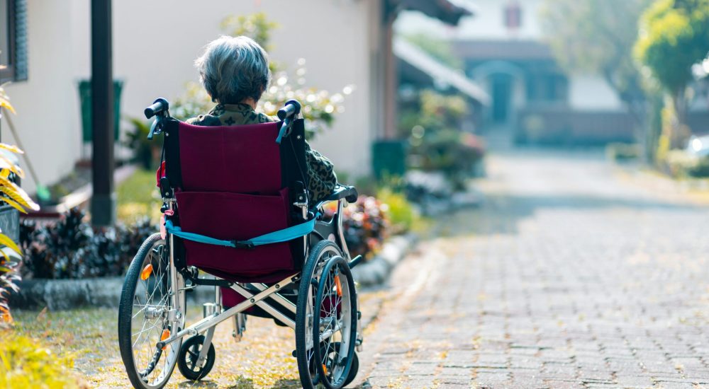 Fauteuil roulant illustrant l'accessibilité des bâtiments